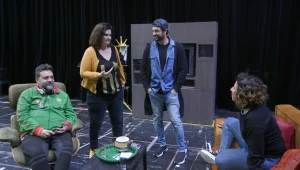 הדר לוי יוצאת לבקר בתיאטרון