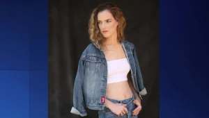 האב מנהל תלמוד תורה, הבת דוגמנית שמנשקת אישה בפרסומת