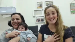 אחרי 35 שנות קריירה ואלפי לידות - איריס יילדה את הבת שלה