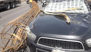 גליל במשקל 15 טון נפל ממנוף על רכב באיילון - הנהג ניצל בנס