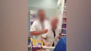 קרב אגרופים בין רוקח ללקוח בסופר-פארם