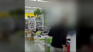 צעירה תפסה מטרידן שצילם אותה מתחת לשמלתה - והתעמתה איתו