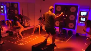 אימוני הכושר החדשים: מוזיקה, אורות ומסכי וידאו