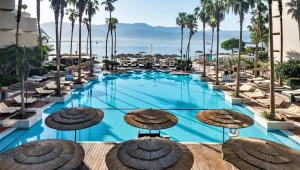 שלא תשארו בלי חדר: מקומות אחרונים לפסח במלונות אסטרל אילת וספוט הוסטל תל אביב