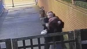 תיעוד: אישה חרדית בהיריון הותקפה ברחוב בלונדון - נפתחה חקירה