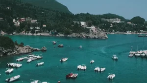 כדי לבלום את התפרצות הקורונה ביוון: שוטרים ייפרסו באיים