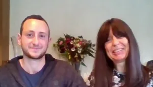 חייל בודד התחפש לשליח והפתיע את אמו בצ'ילה - אחרי שנה וחצי