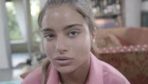 עבדה על כולנו? הסיבה האמיתית שנועה קירל אכלה גבעול של תות