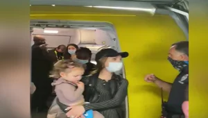 משפחה חרדית הורדה מטיסה לאחר שהבת אכלה בלי מסכה