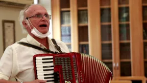 בן 70 עלה לתלות דגל ישראל - נפל ואיבד את חייו