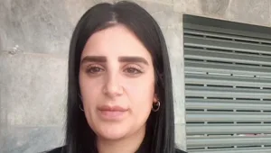 אישום: נכנס לדירת שכנתו ודקר אותה באכזריות בכל חלקי גופה