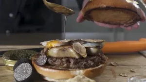 מה הטעם של ההמבורגר היקר בעולם, שעולה אלפי דולרים?