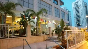 הבניינים של אחזקה במושבה בע"מ בתחרות תמידית מול הבניינים של השכן״