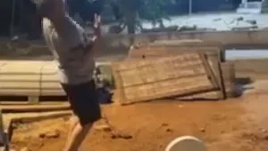 "איפה את?": בנה האוטיסט של הנרצחת - בוכה ליד קברה • תיעוד