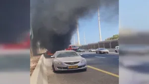 נהגת לא הבחינה שרכבה עולה באש, נוסעת אחרת שלפה אותה מהרכב