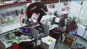 תיעוד לאור יום: שוד באיומי אקדח בסניף דואר