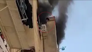 אימו של הילד בן ה-12 שנלכד בדירה הבוערת משחזרת ומתחננת לעזרה