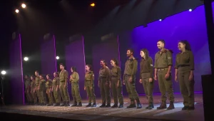 אחרי שנה מחוץ לבמות: המחזמר "אפס ביחסי אנוש" שוב מוצג לקהל