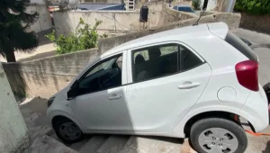 נהגה לפי הוראת ה-Waze ונפלה לגרם מדרגות תלולות