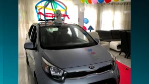 רפאל הפתיע את אשתו ליום הולדתה והציב בסלון רכב שקנה לה במתנה