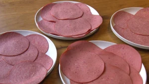 שיטת הסלמי: איזו רשת מייצרת את הנקניק הכי טעים?