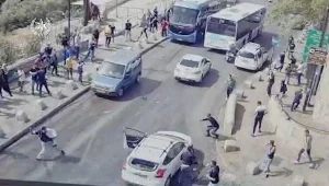 י-ם: נהג נרגם באבנים, איבד שליטה על רכבו - ופגע במתפרע • צפו