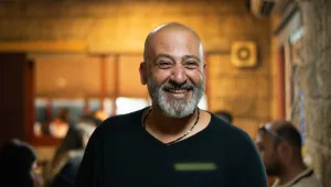 החומוס והבשרים של מסעדת אבו חסן הוותיקה, מול השוק בטירה, שאסור לפספס