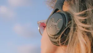 Tribit היא בשורה צרכנית בשוק האוזניות והרמקולים הניידים