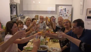 הגמלאים ששוכרים בניין דירות לעצמם - ומקיימים יחד חיי קהילה