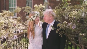 בוריס ג'ונסון וזוגתו הצעירה ממנו ב-23 שנים - נישאו בטקס חשאי