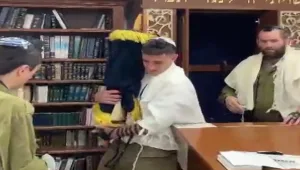 בר מצווה מאוחרת: חבריו של לוחם בנח"ל חגגו לו עלייה לתורה