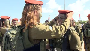 מסע הניצחון של אסנת אמבש: מהכת הסדיסטית של אביה לשירות קרבי