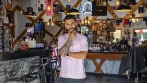 ברברשופ אמיתי: תכירו את מספרת הגברים בשלומי הצפונית המשלבת סטייל, אווירה ותספורות ייחודיות