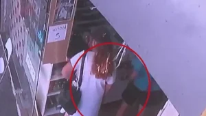 לאור יום: שיערה הוצת במהלך קניות בפיצוציה