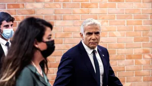 לפיד יבקר באיחוד האמירויות: יחנוך את השגרירות באבו דאבי