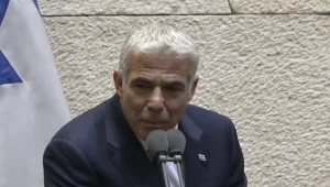 אחרי הסערה: לפיד ישתתף בישיבות הקבינט "בכפוף לתפקידו"