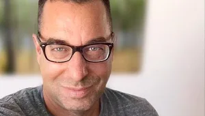 אבנר ברנהיימר - תסריטאי, סופר ועיתונאי