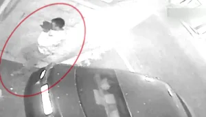 אל מול המצלמות: פורץ לבית וגונב את הרכבים