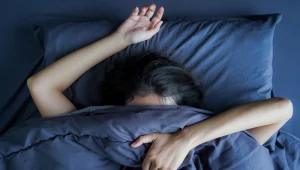 מתקשים להזיז את האצבעות בבוקר? זה כנראה קשור לסמארטפון שלכם