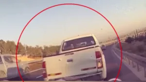 תיעוד: אורבים לנוסעת יהודייה בכביש בב"ש - ומתנגשים בה בכוונה