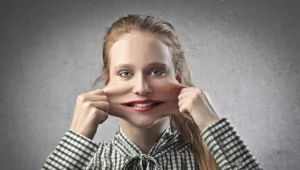 הדרך לעור פנים חלק ומושלם מתחילה בלא לגעת בפרצוף שלכם