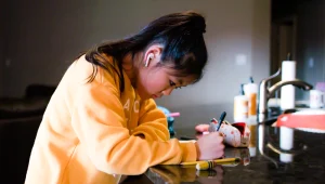 משתמשים באוזניות? אתם עלולים לאבד את השמיעה שלכם לאורך זמן