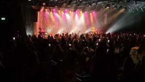 חן אהרוני החזיר את הקהל 20 שנה אחורה בזמן עם מופע בספרדית. ביקורת הופעה
