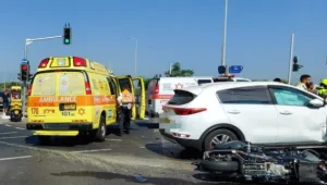 רוכב אופנוע נהרג מפגיעת רכב בראשל"צ, בנו בן ה-7 נפצע בינוני