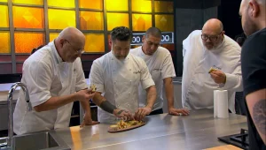 איזו מנה תשמיע את הרעש המתפצח? השפים עוברים בין העמדות וטועמים את מנת הטיגון