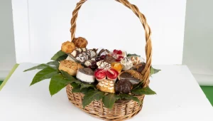 מגש פירות מעוצב לשולחן אירוח, וכן מתנה מקורית ומפנקת במיוחד