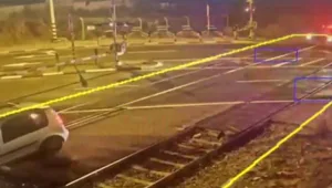 נהג בפראות, נתקע על המסילה - ונחלץ בנס רגעים לפני הגעת הרכבת