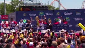 הישראלים שחוגגים עצמאות לארה"ב - עם האוכל האמריקני המוגזם