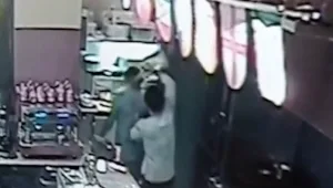 תיעוד: שפך שמן רותח על חברו לעבודה בגלל סכסוך