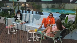 טיימליין האח הגדול | היום ה-4: דנה ורומי משוחחות בחצר על הקושי להיות סגורים בבית במשך חודשיים